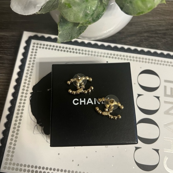 CHANEL Gold Classic Crystal CC Stud Earrings - Picture 7 of 8